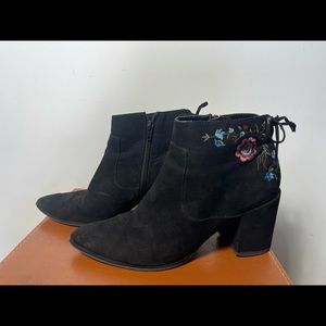 Unisa black boots with embroidered flowers